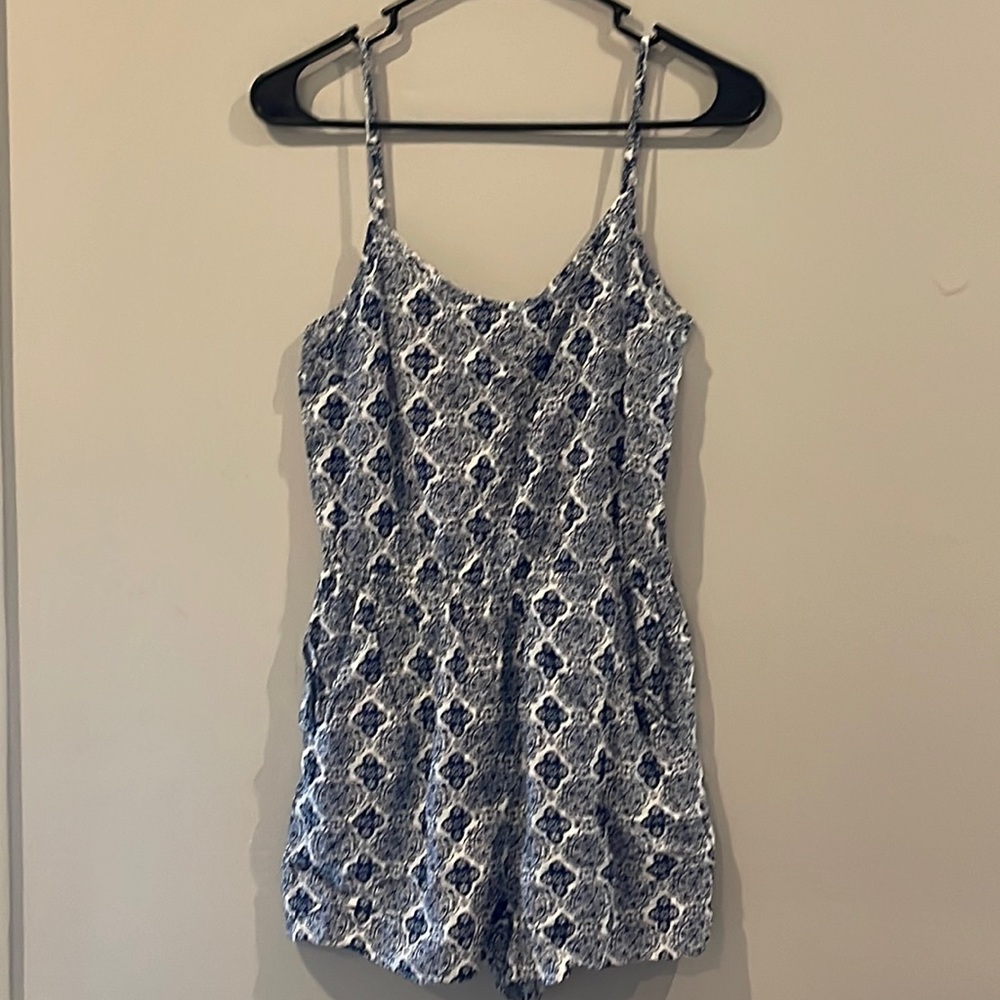 Romper shorts, crisscross back, pockets, blue & white pattern. H&M size 8